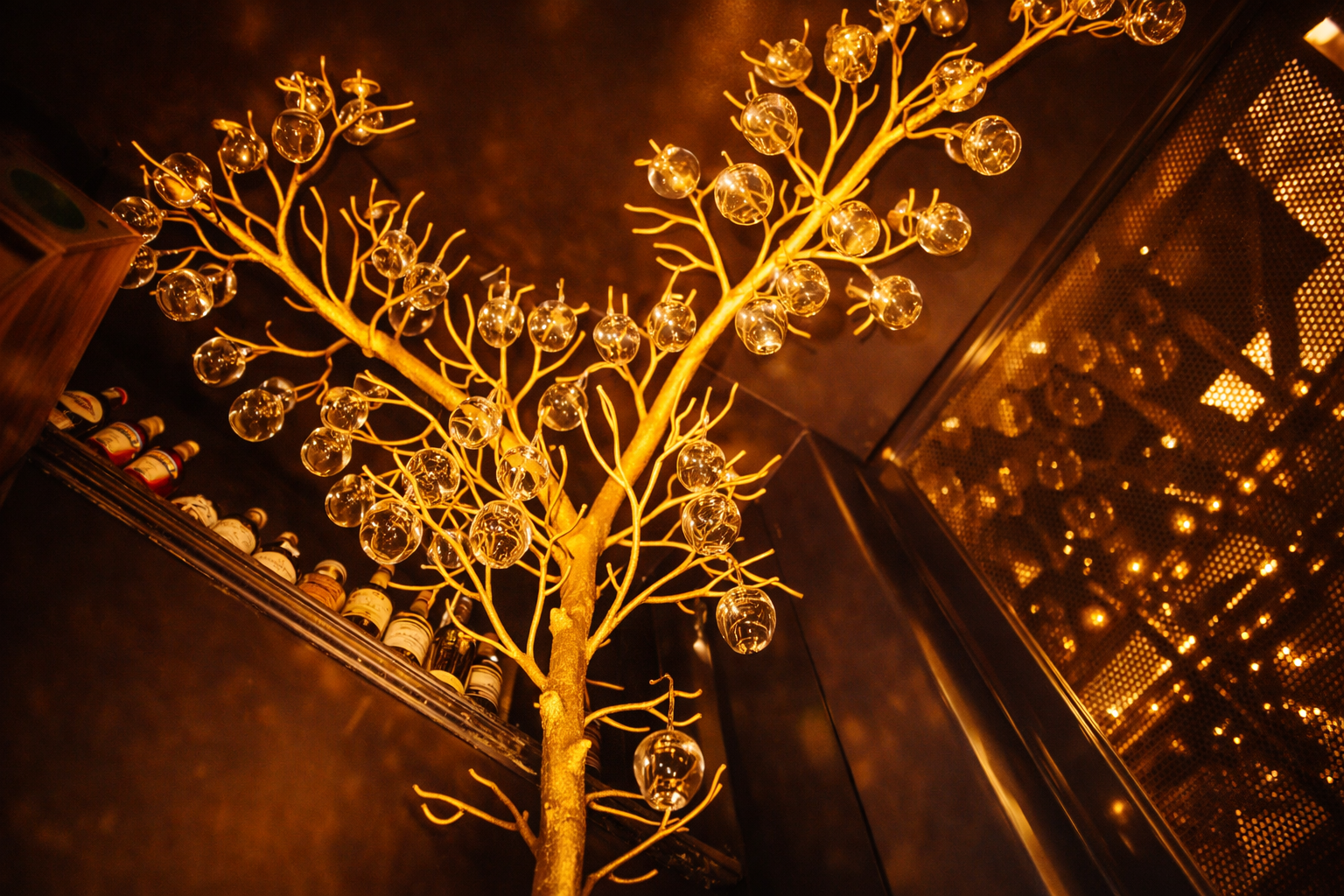 Lüks Mekân Dekoru – Altın Kadeh Ağacı (Bar &amp; Restoran İçin)