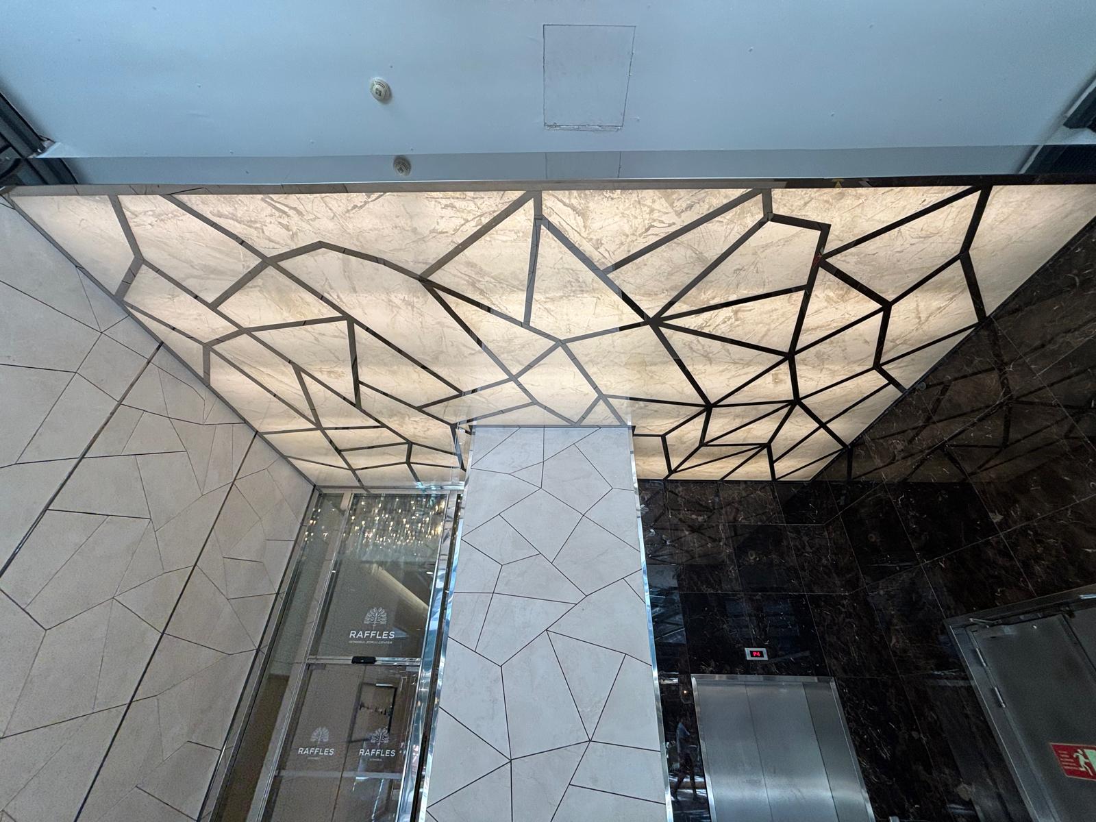 RAFFLES OTEL GİRİŞ  Geometrik Dekoratif Tavan ve Duvar Sistemleri