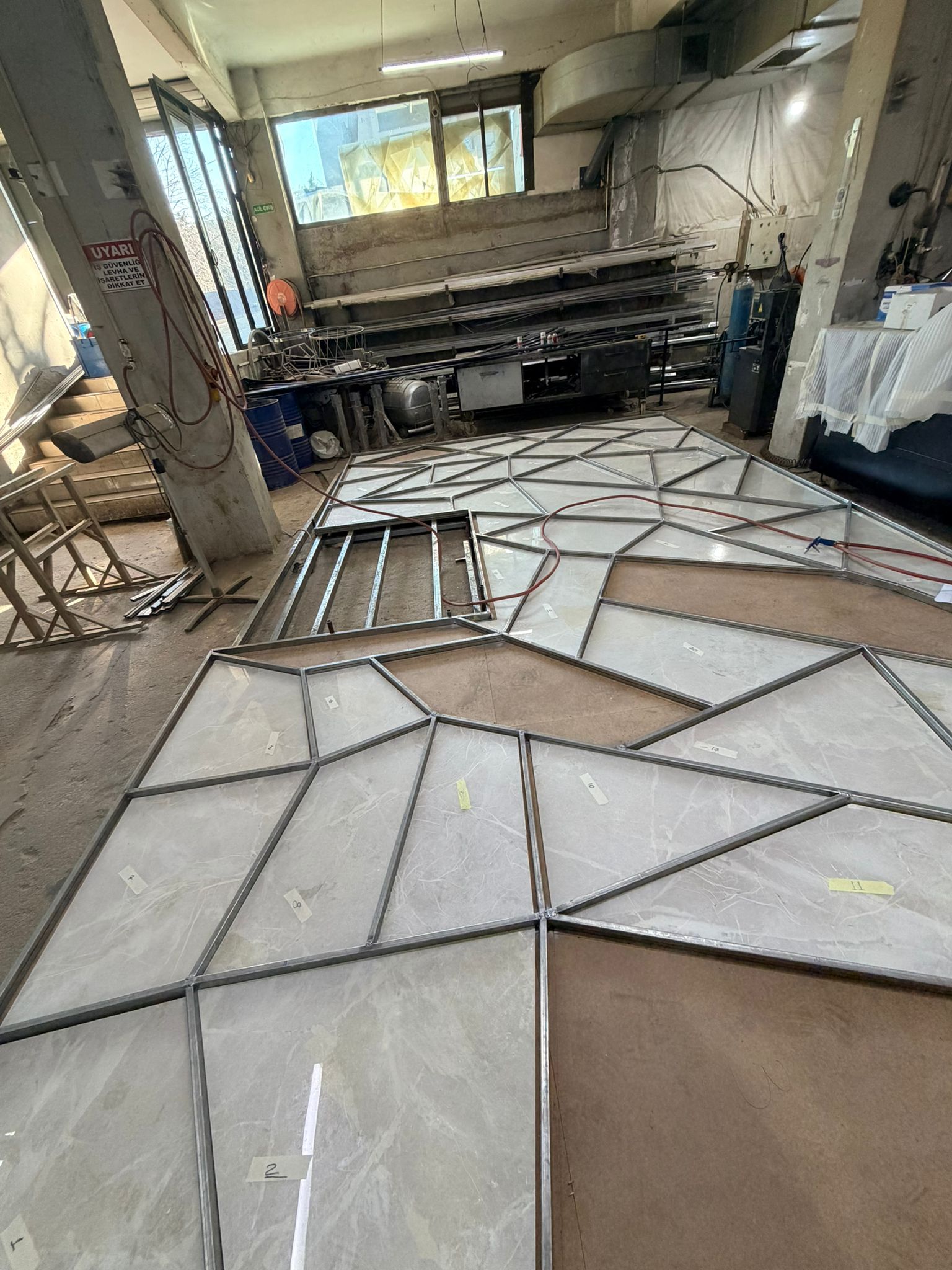 RAFFLES OTEL GİRİŞ  Geometrik Dekoratif Tavan ve Duvar Sistemleri