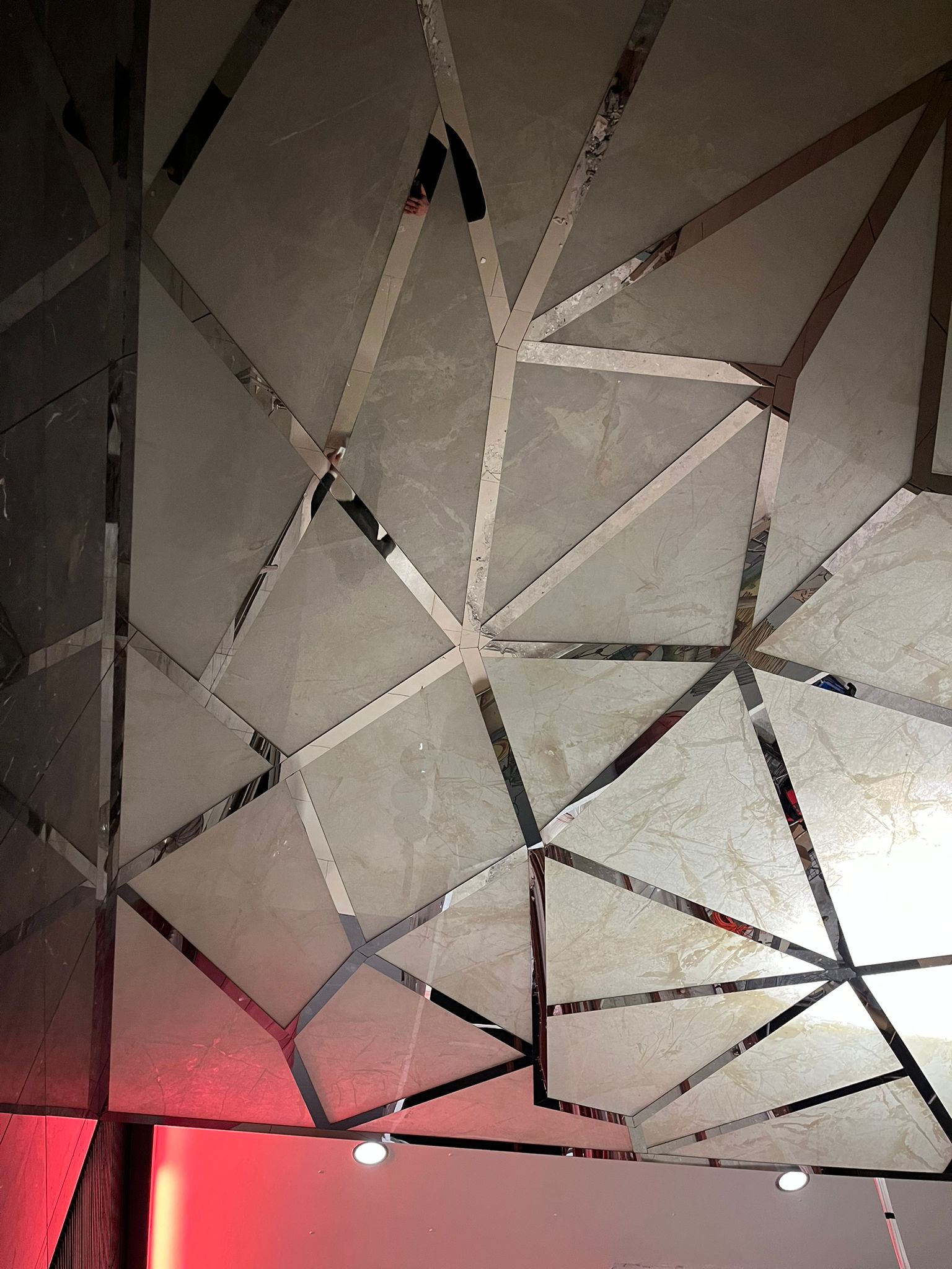 RAFFLES OTEL GİRİŞ  Geometrik Dekoratif Tavan ve Duvar Sistemleri