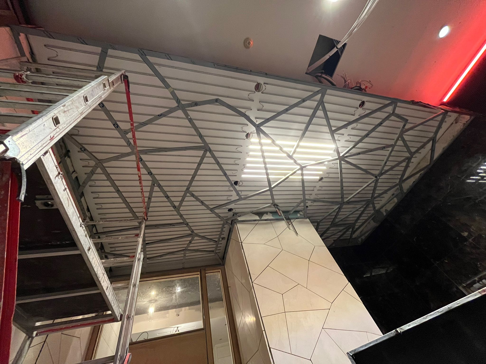 RAFFLES OTEL GİRİŞ  Geometrik Dekoratif Tavan ve Duvar Sistemleri