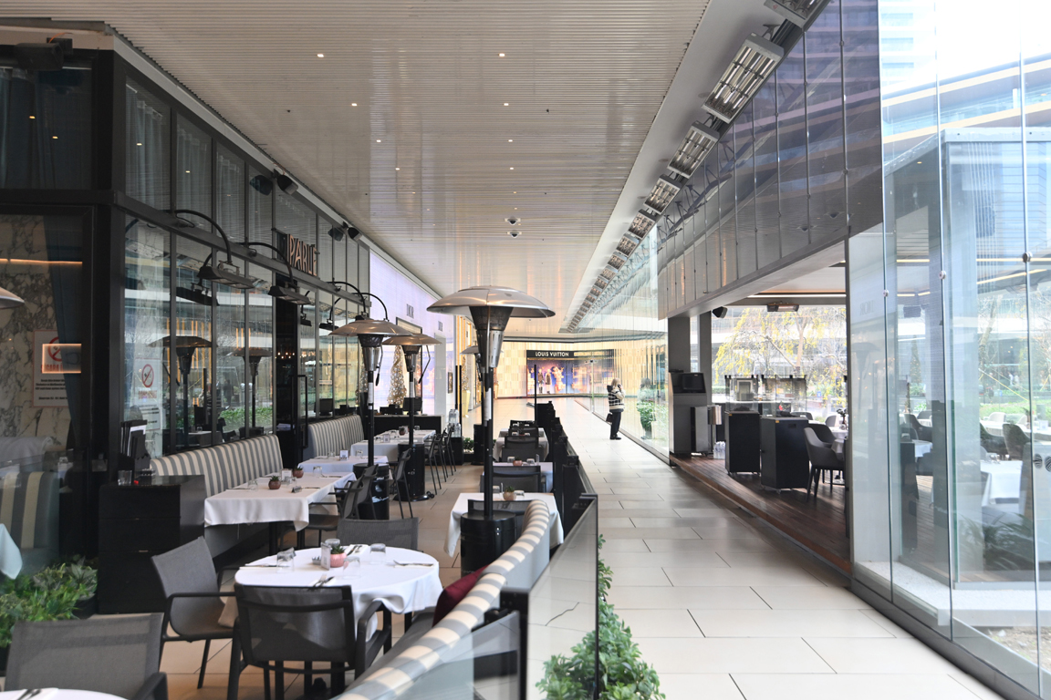 Zorlu Center Restoran Terası Cam Cephe ve Çelik Konstrüksiyon Uygulaması