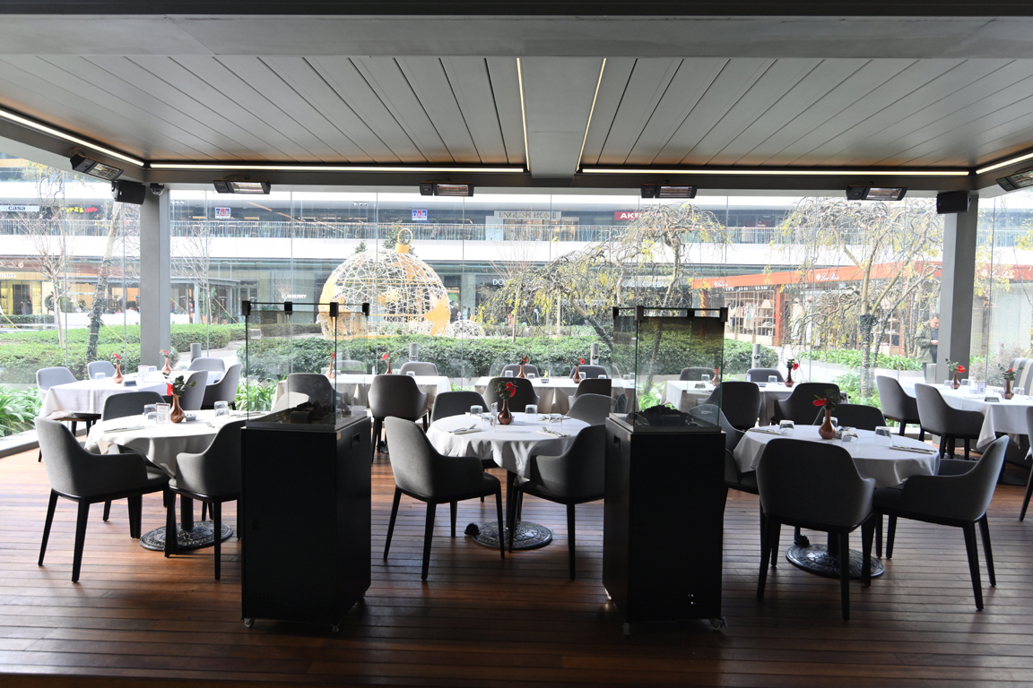 Zorlu Center Restoran Terası Cam Cephe ve Çelik Konstrüksiyon Uygulaması