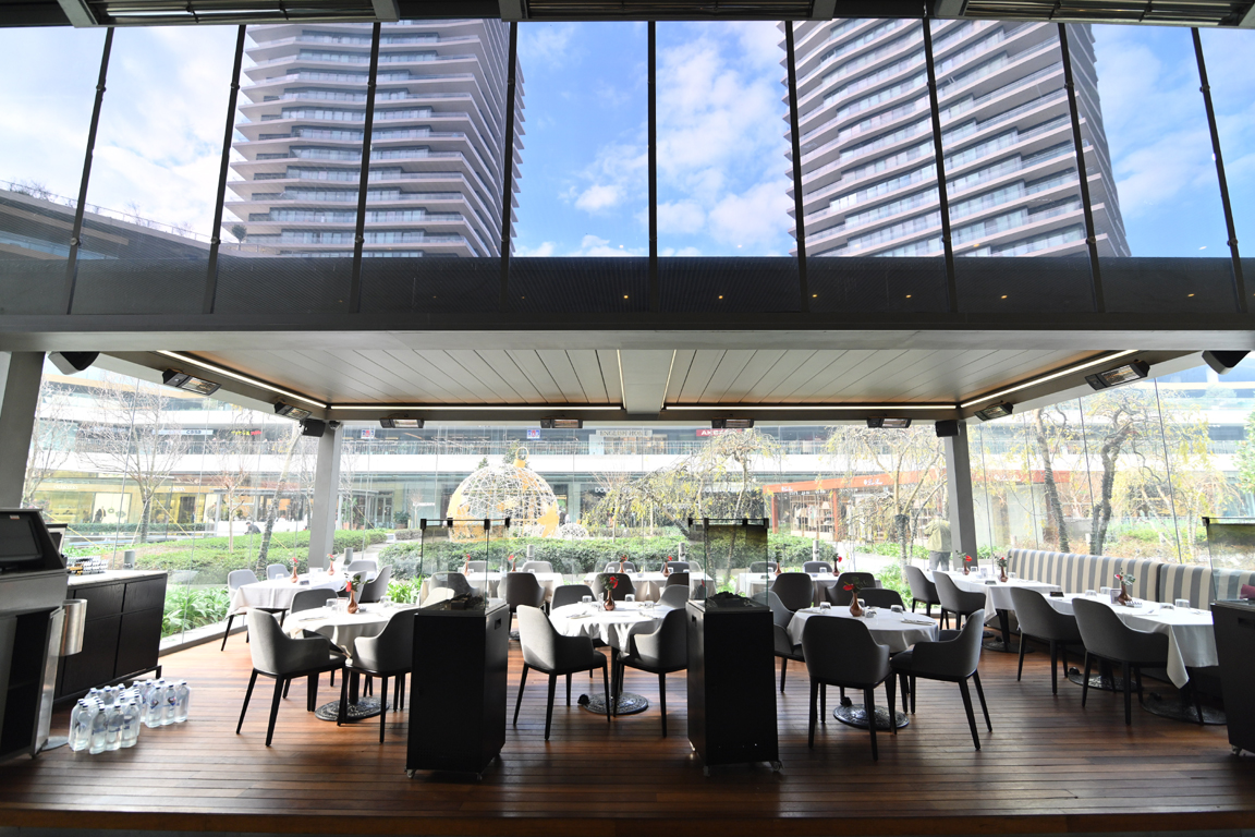 Zorlu Center Restoran Terası Cam Cephe ve Çelik Konstrüksiyon Uygulaması