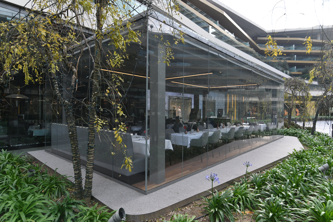 Zorlu Center Restoran Terası Cam Cephe ve Çelik Konstrüksiyon Uygulaması