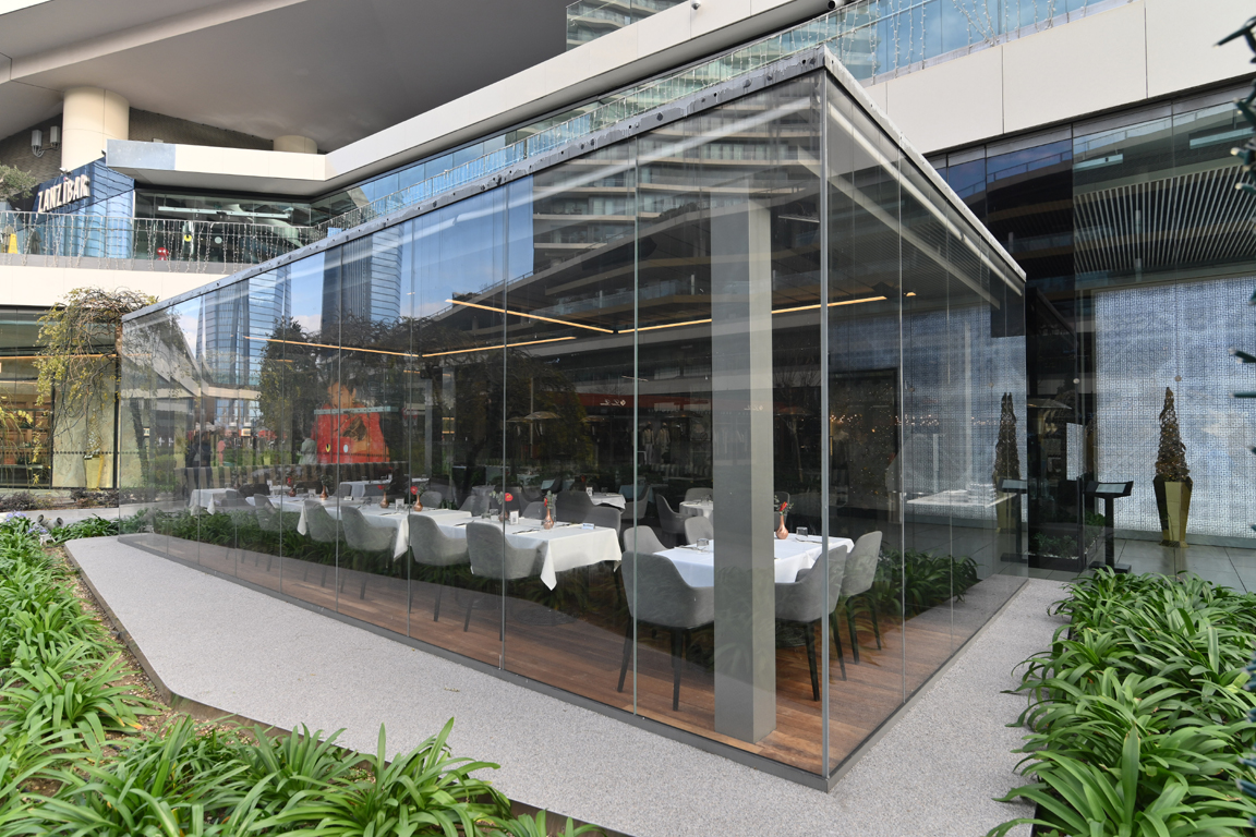 Zorlu Center Restoran Terası Cam Cephe ve Çelik Konstrüksiyon Uygulaması