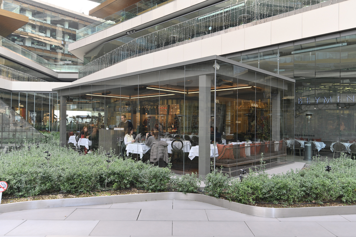 Zorlu Center Restoran Terası Cam Cephe ve Çelik Konstrüksiyon Uygulaması