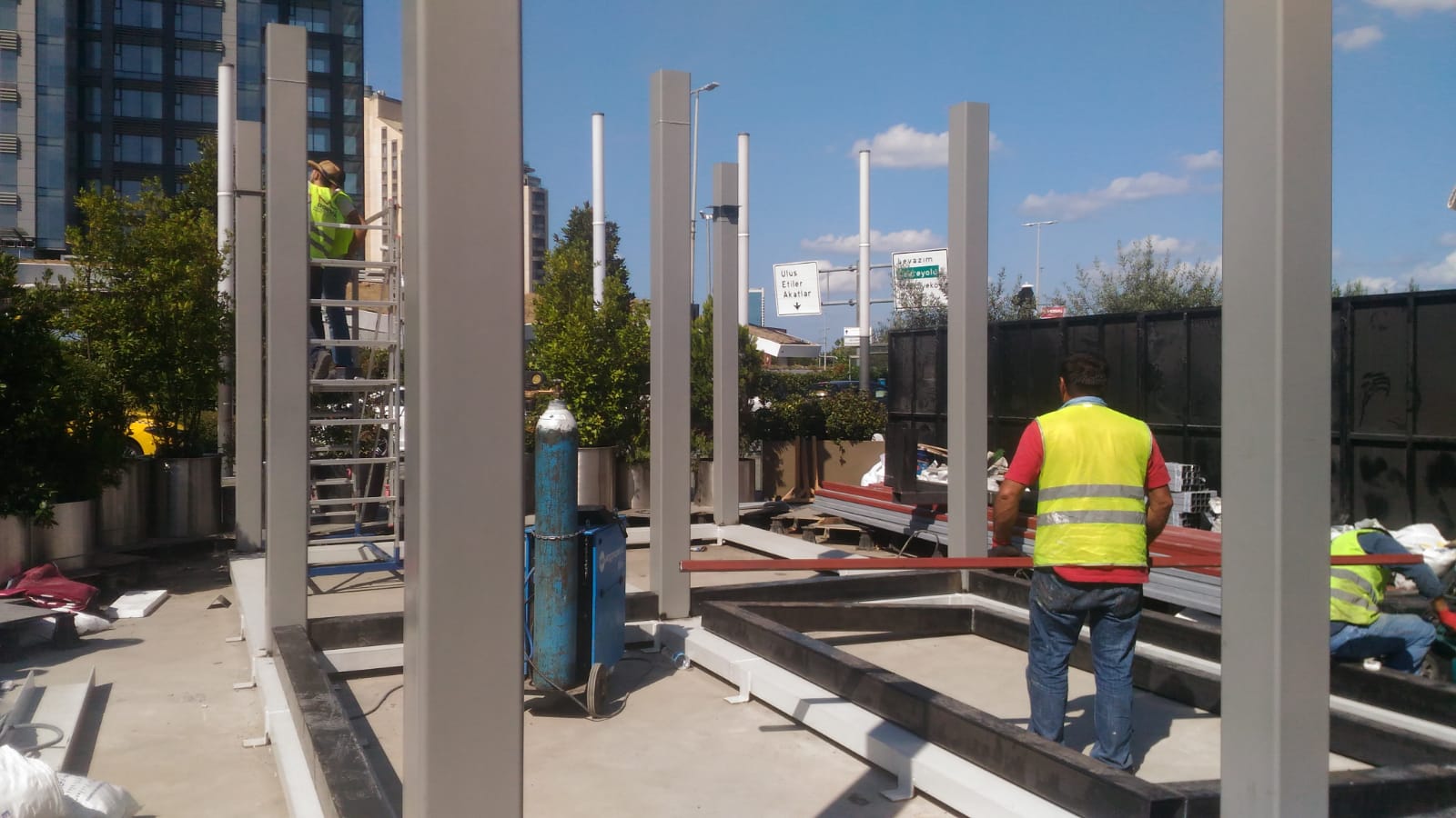 Zorlu Center Bilgilendirme Kiosku Çelik Konstrüksiyon ve Cam Cephe Uygulaması