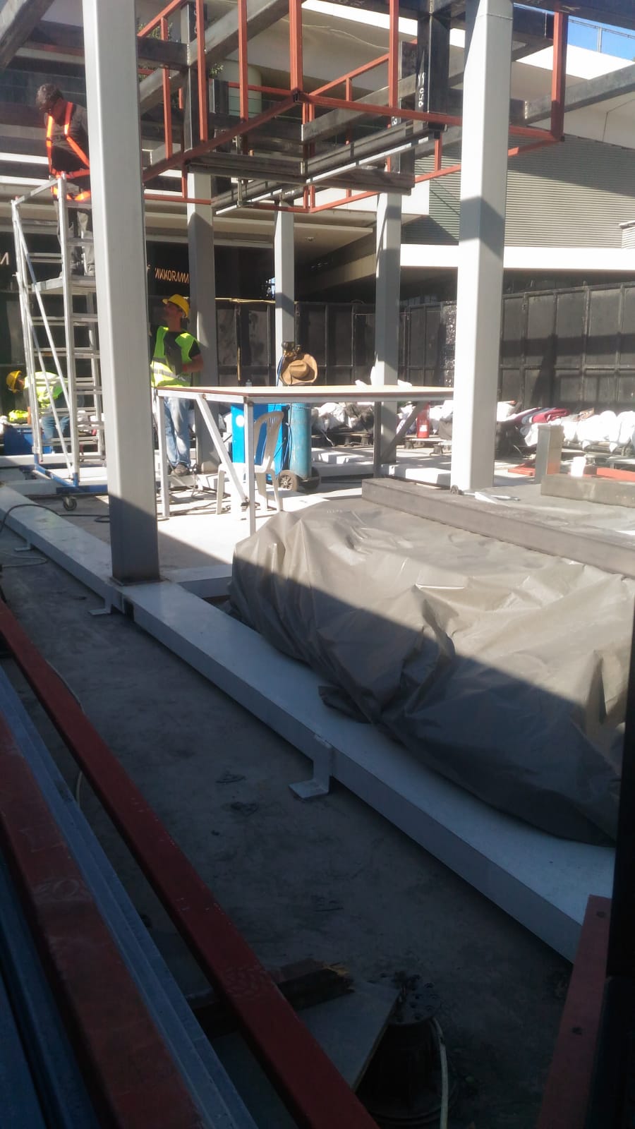 Zorlu Center Bilgilendirme Kiosku Çelik Konstrüksiyon ve Cam Cephe Uygulaması