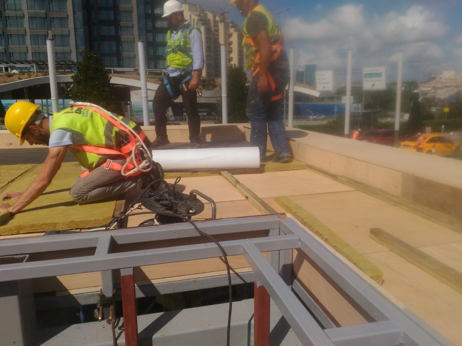 Zorlu Center Bilgilendirme Kiosku Çelik Konstrüksiyon ve Cam Cephe Uygulaması