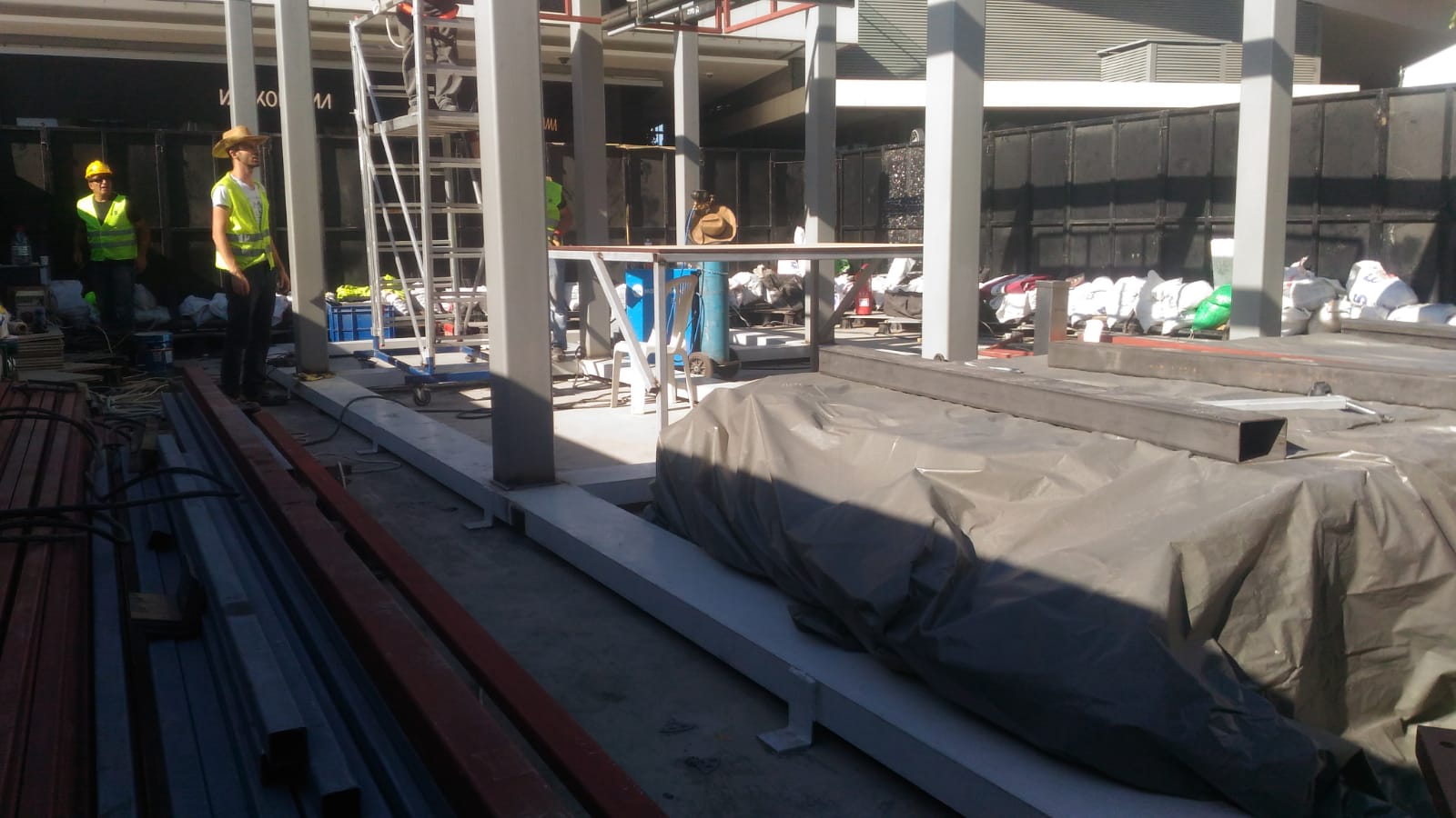 Zorlu Center Bilgilendirme Kiosku Çelik Konstrüksiyon ve Cam Cephe Uygulaması
