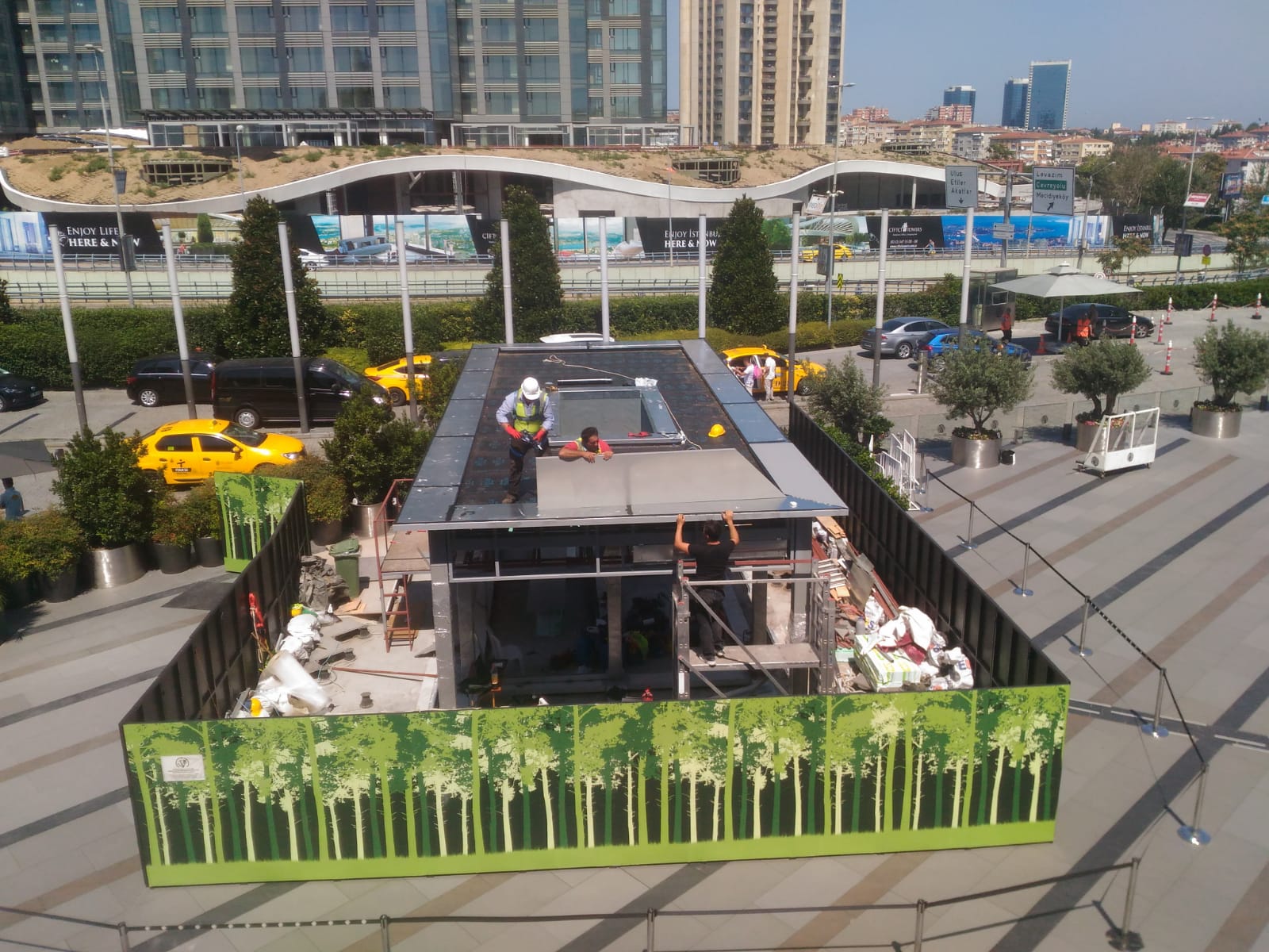 Zorlu Center Bilgilendirme Kiosku Çelik Konstrüksiyon ve Cam Cephe Uygulaması