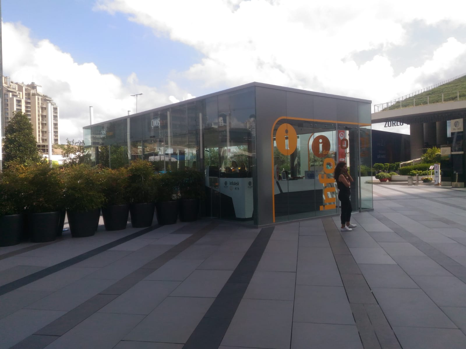 Zorlu Center Bilgilendirme Kiosku Çelik Konstrüksiyon ve Cam Cephe Uygulaması