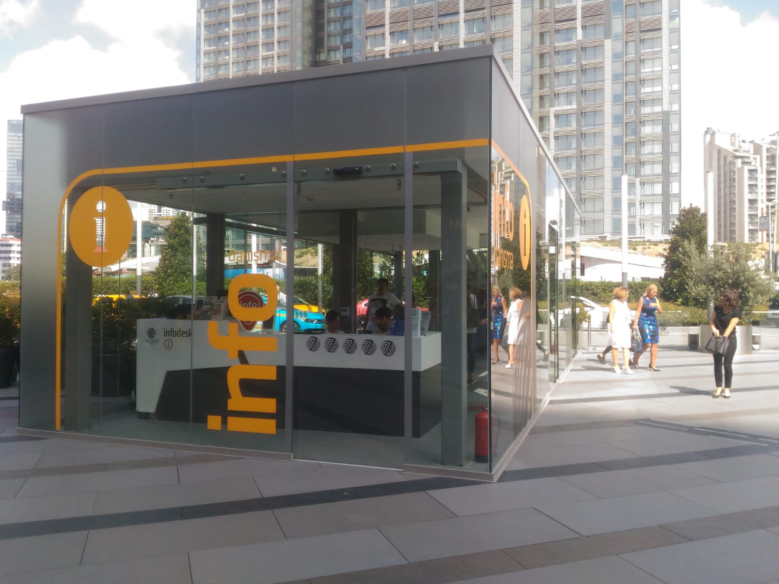 Zorlu Center Bilgilendirme Kiosku Çelik Konstrüksiyon ve Cam Cephe Uygulaması