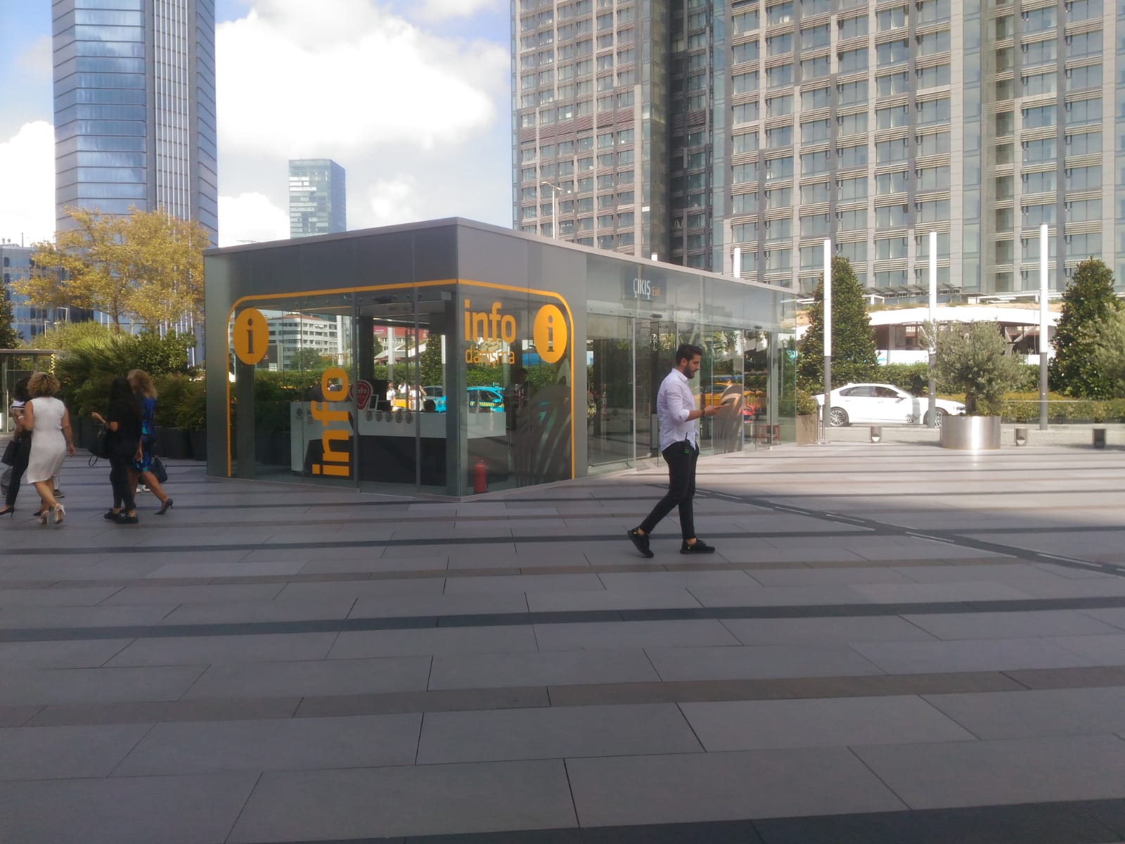 Zorlu Center Bilgilendirme Kiosku Çelik Konstrüksiyon ve Cam Cephe Uygulaması
