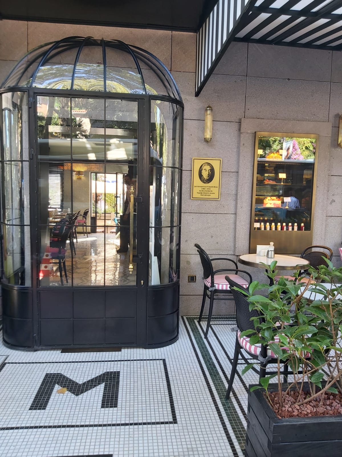 Patisserie Özel Tasarım Cam Giriş Vestibülü Uygulaması