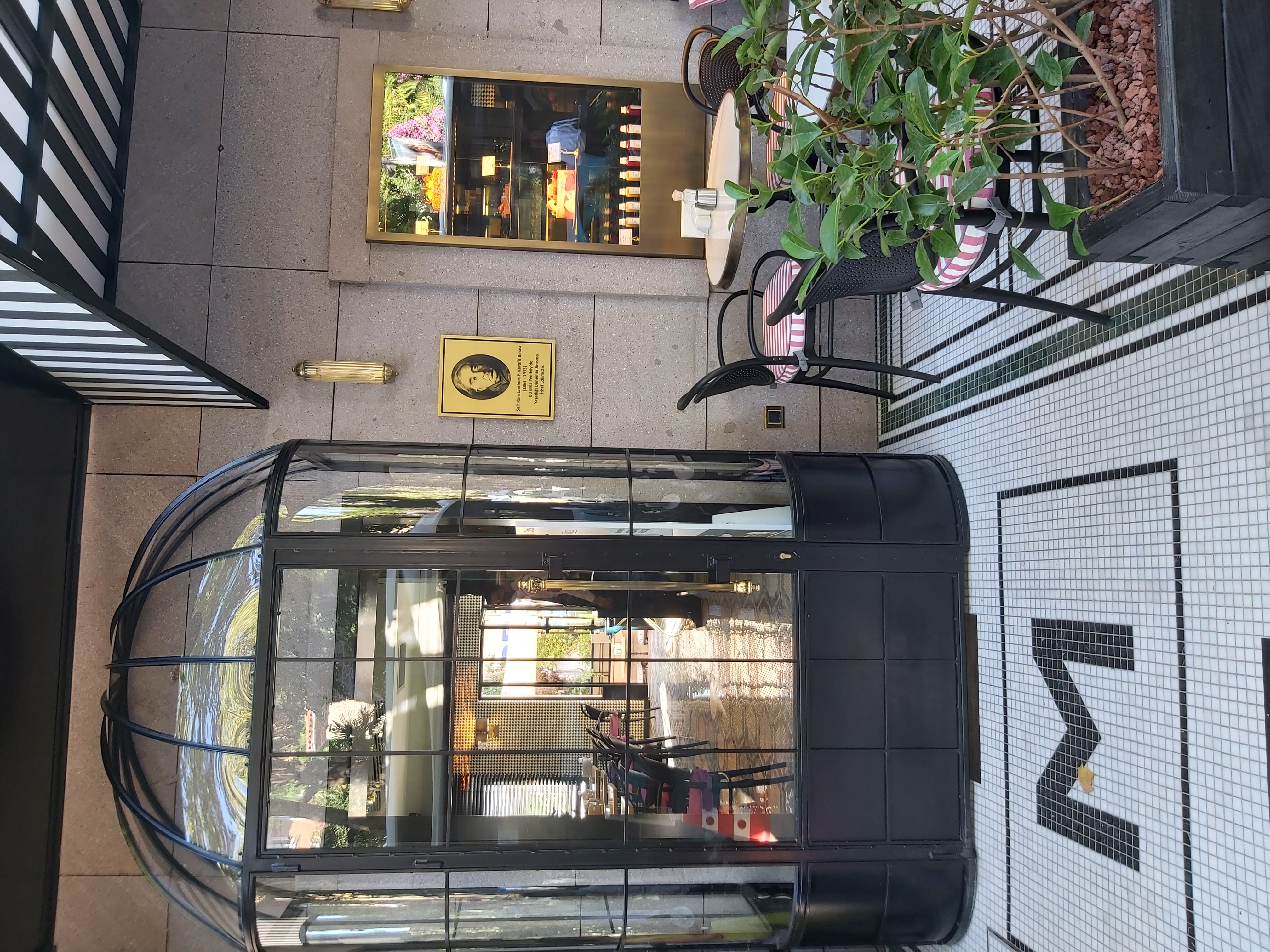 Patisserie Özel Tasarım Cam Giriş Vestibülü Uygulaması