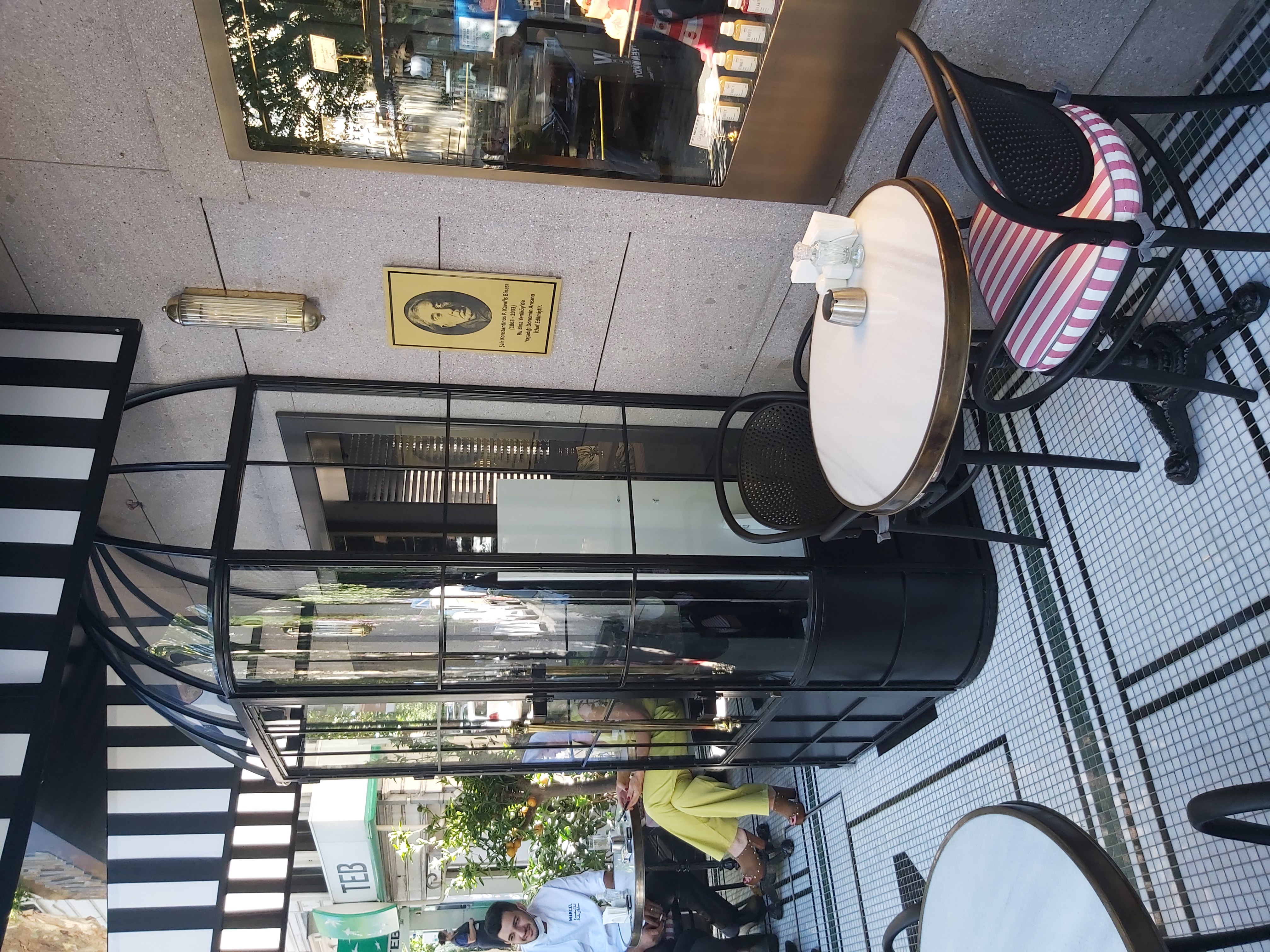 Patisserie Özel Tasarım Cam Giriş Vestibülü Uygulaması