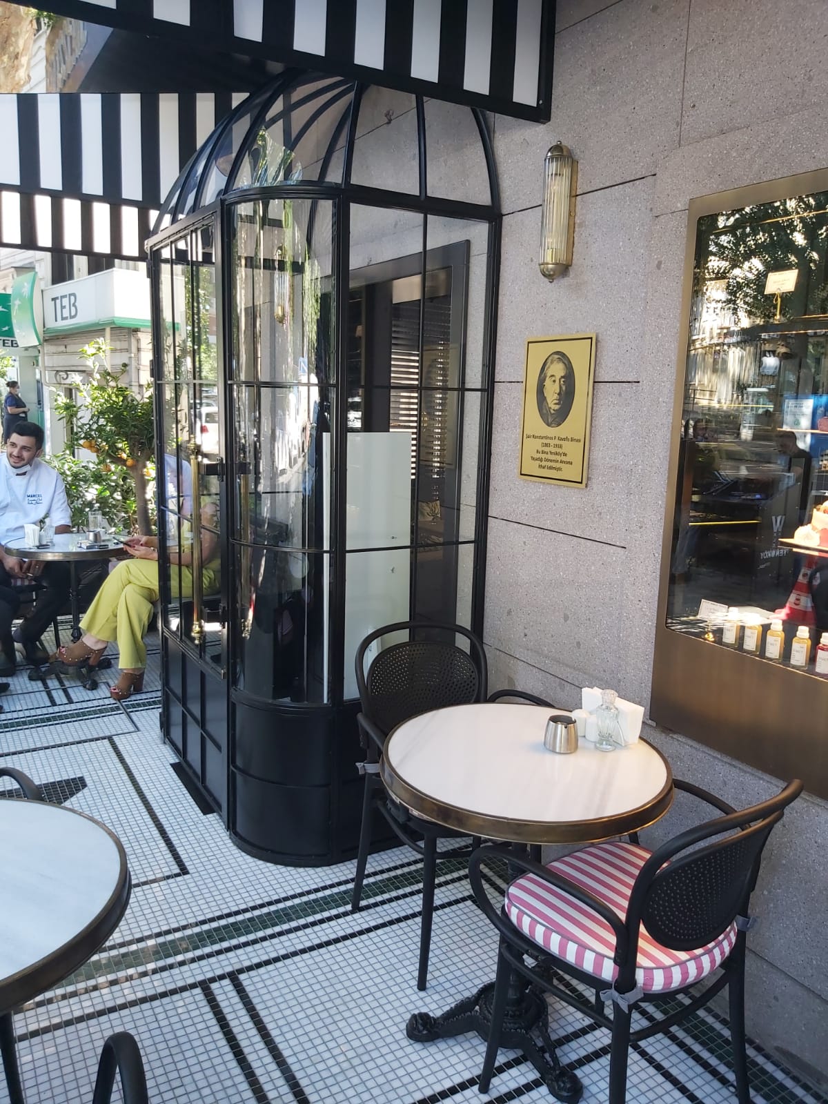 Patisserie Özel Tasarım Cam Giriş Vestibülü Uygulaması
