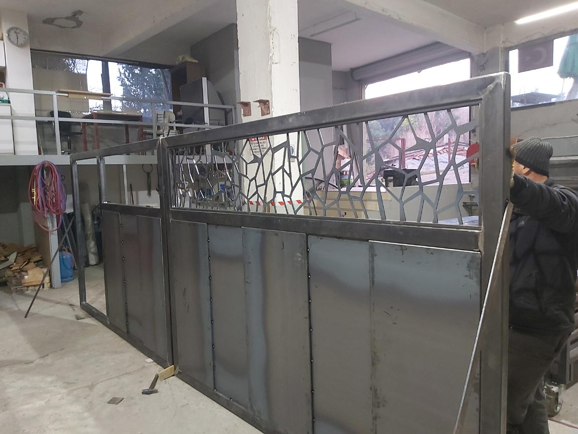 Modern Sürgülü Bahçe Kapısı ve Personel Giriş Kapısı Uygulaması