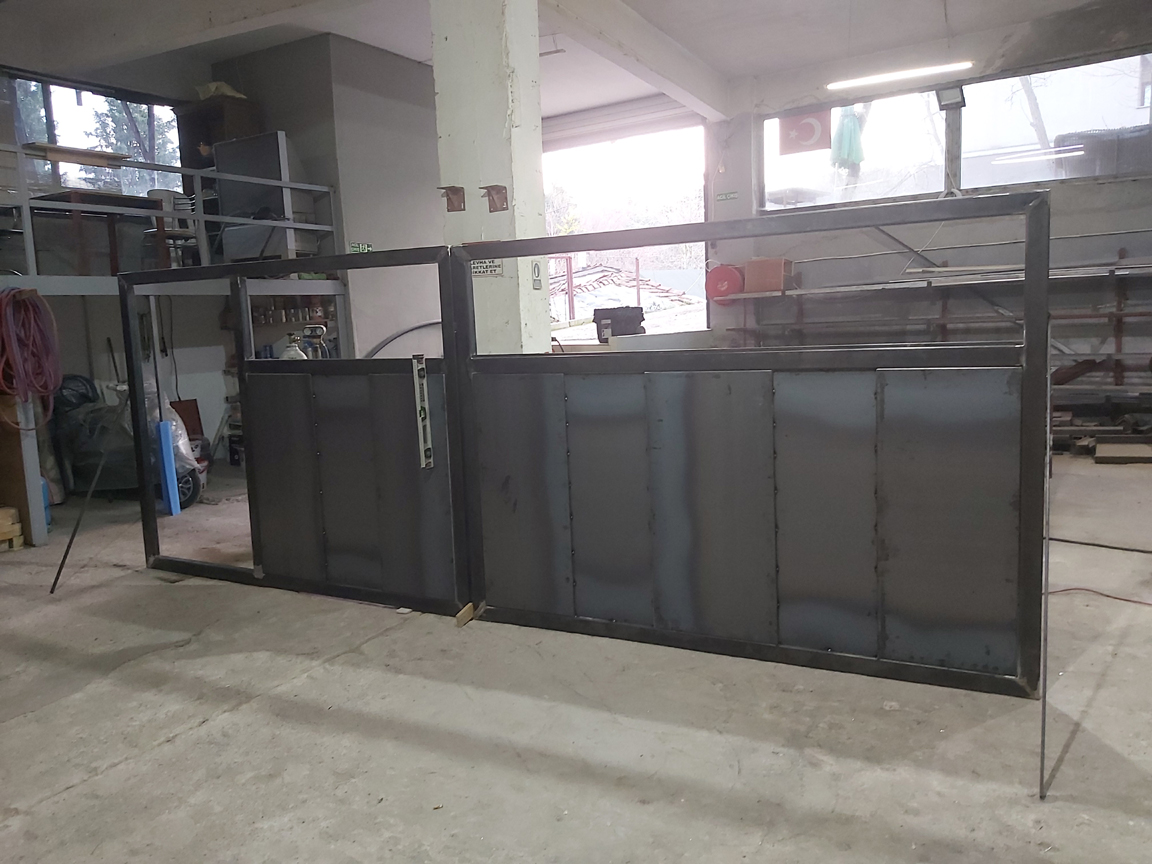 Modern Sürgülü Bahçe Kapısı ve Personel Giriş Kapısı Uygulaması