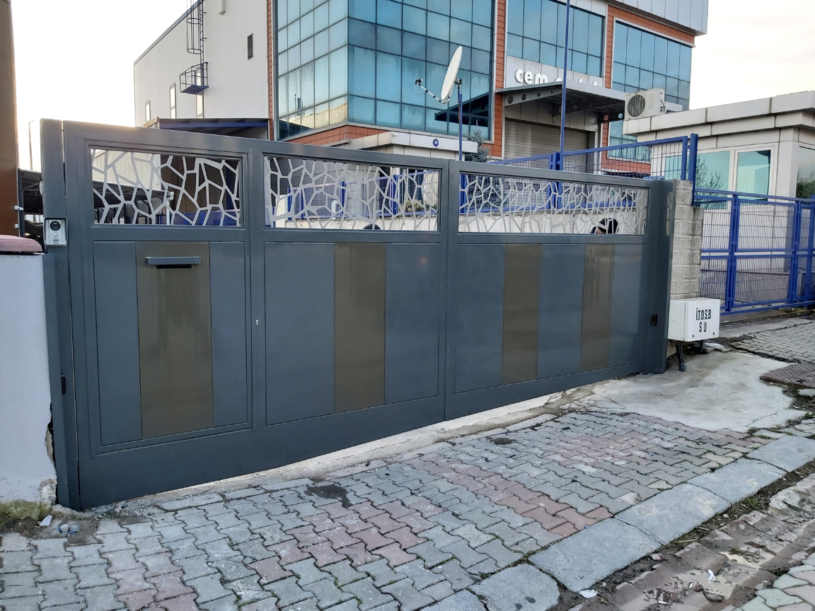 Modern Sürgülü Bahçe Kapısı ve Personel Giriş Kapısı Uygulaması