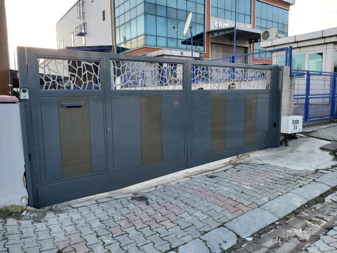 Modern Sürgülü Bahçe Kapısı ve Personel Giriş Kapısı Uygulaması