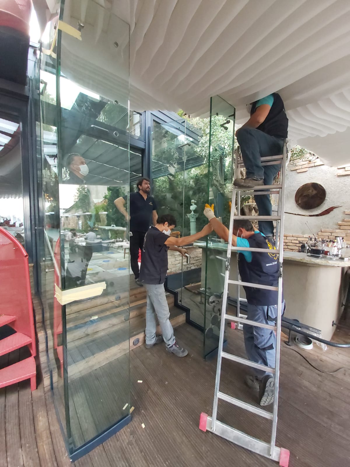 Restoran Giriş Cam Holü ve Temperli Cam Kapı Uygulaması