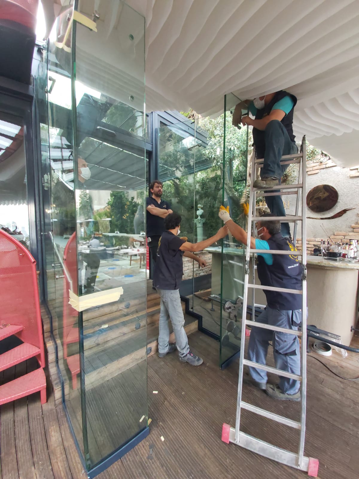 Restoran Giriş Cam Holü ve Temperli Cam Kapı Uygulaması